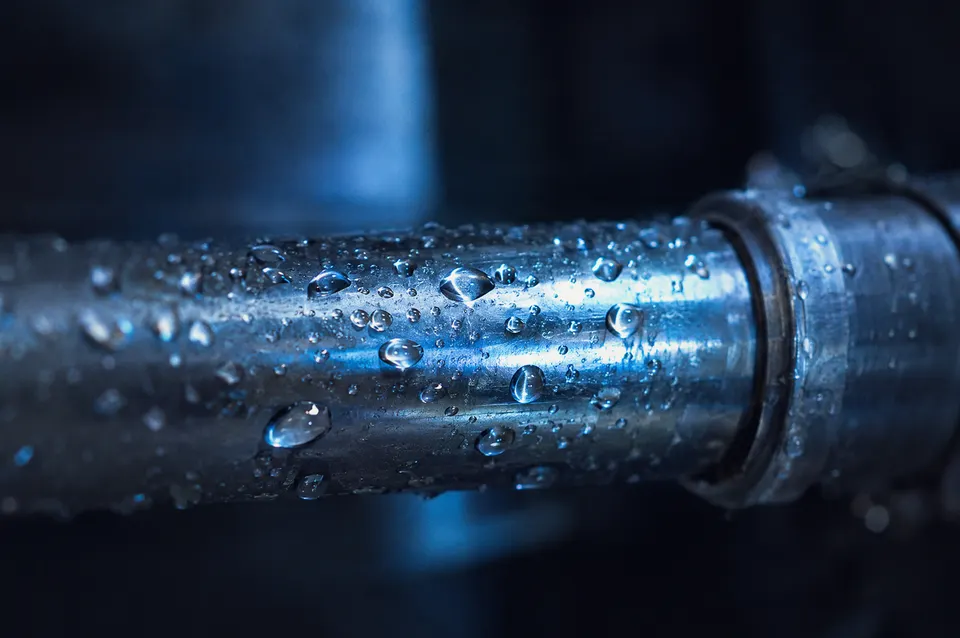 Illustration: Droplets on a cold steel pipe