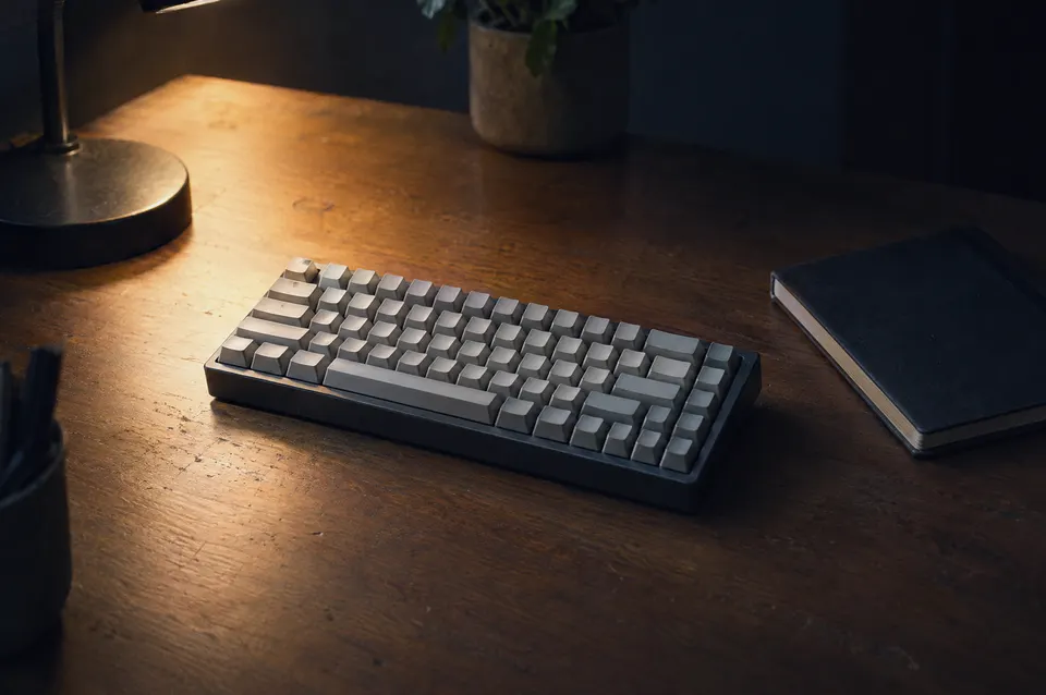 Illustration: A mechanical keyboard with blank keys on a wooden desk